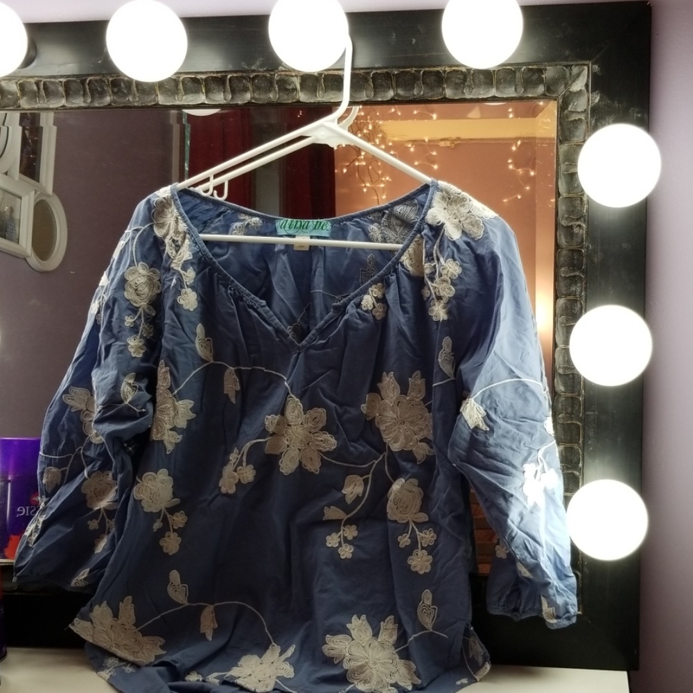 Francesca's quarter length sleeve blouse